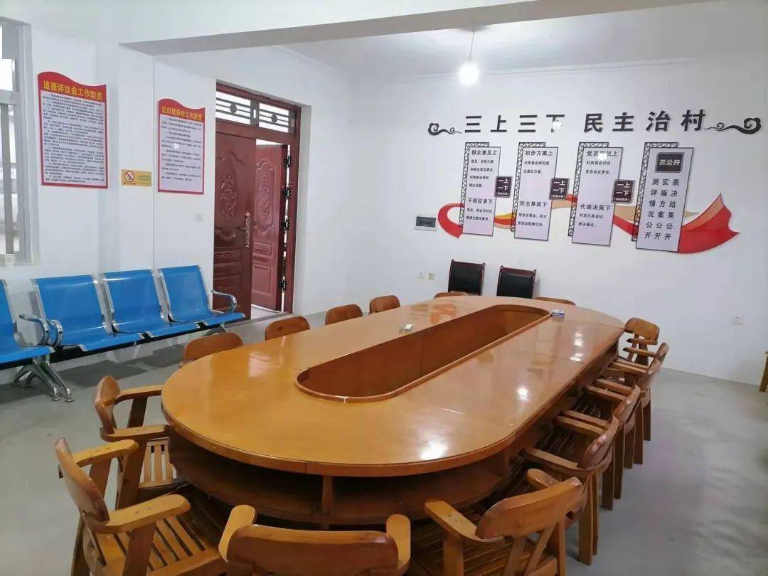 金华村"百姓议事堂"▲村"两委"与村民代表在"百姓议事堂"内议事