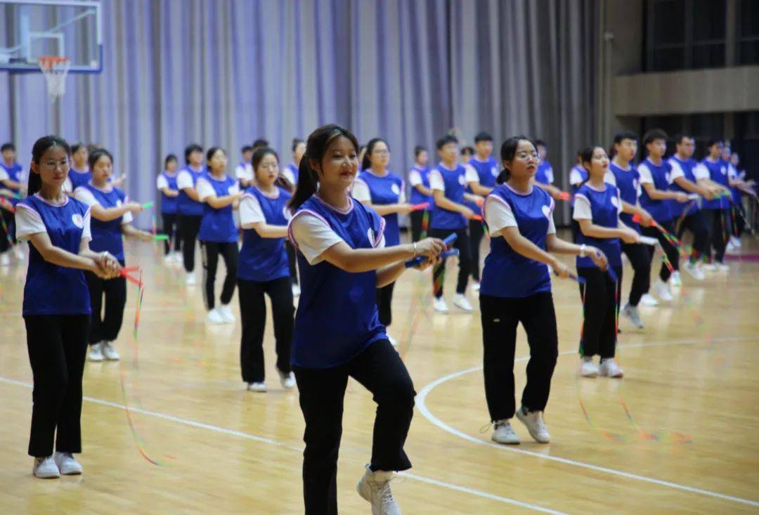 双脚点地,左右抬腿,前后移步……学生们手执跳绳,跟随音乐的节奏,舞动