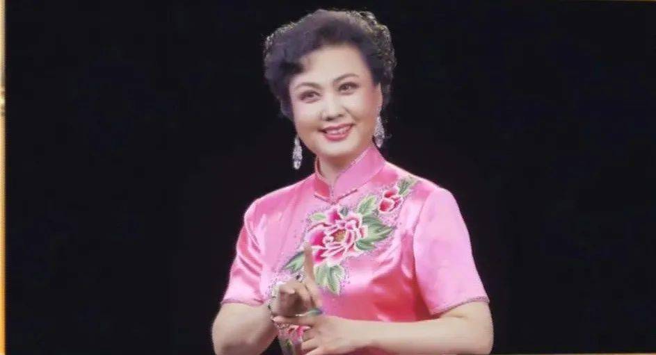 北京京剧院一团团长王蓉蓉作为京剧名家此次创排中她提携青年演员甘当