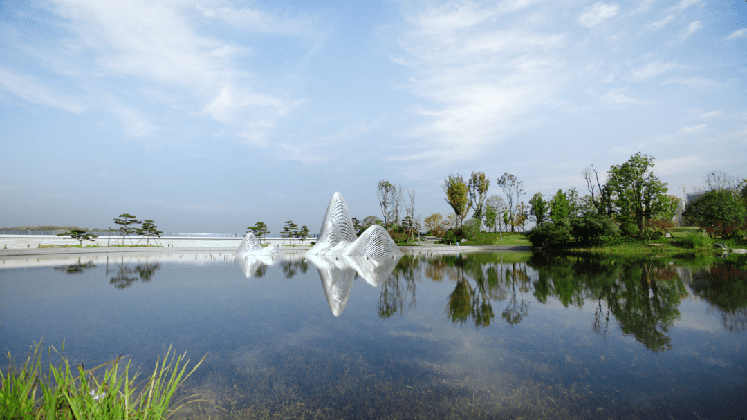 简州新城龙马湖公园一线湖景资源,营造湖畔生态群落湖