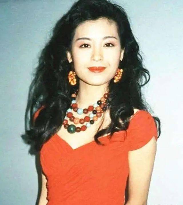 成为了她被赞“香港第一美腿”，和丈夫相恋7天就闪婚，20年没生孩子，51岁过上向往的生活