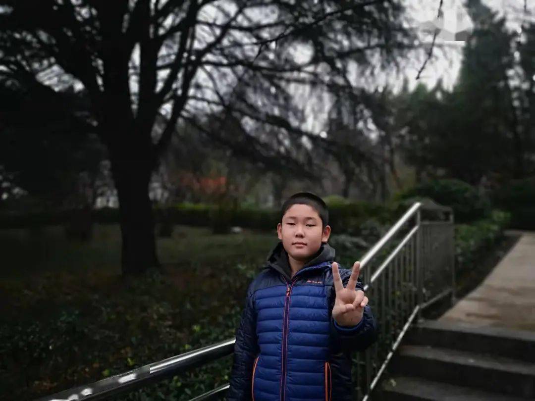 刘家豪在班中担任数学课代表,平时认真负责,热心班级事务,主动帮助