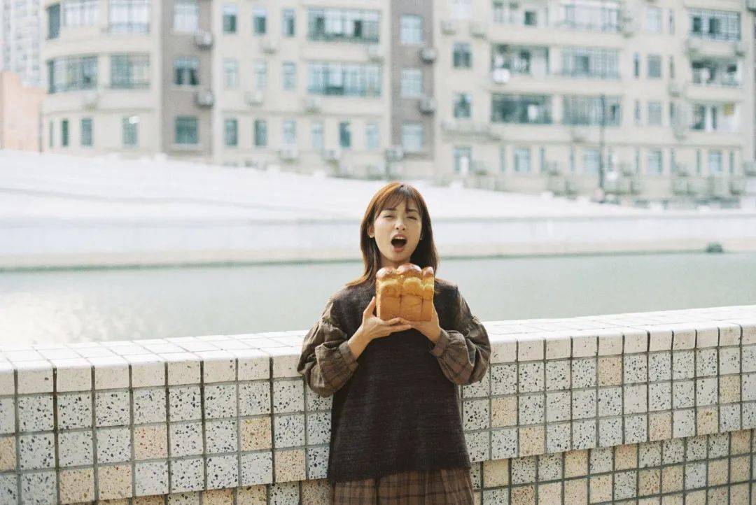 黑色 周雨彤白鹿的针织马甲也太上头了吧!赶紧学起来