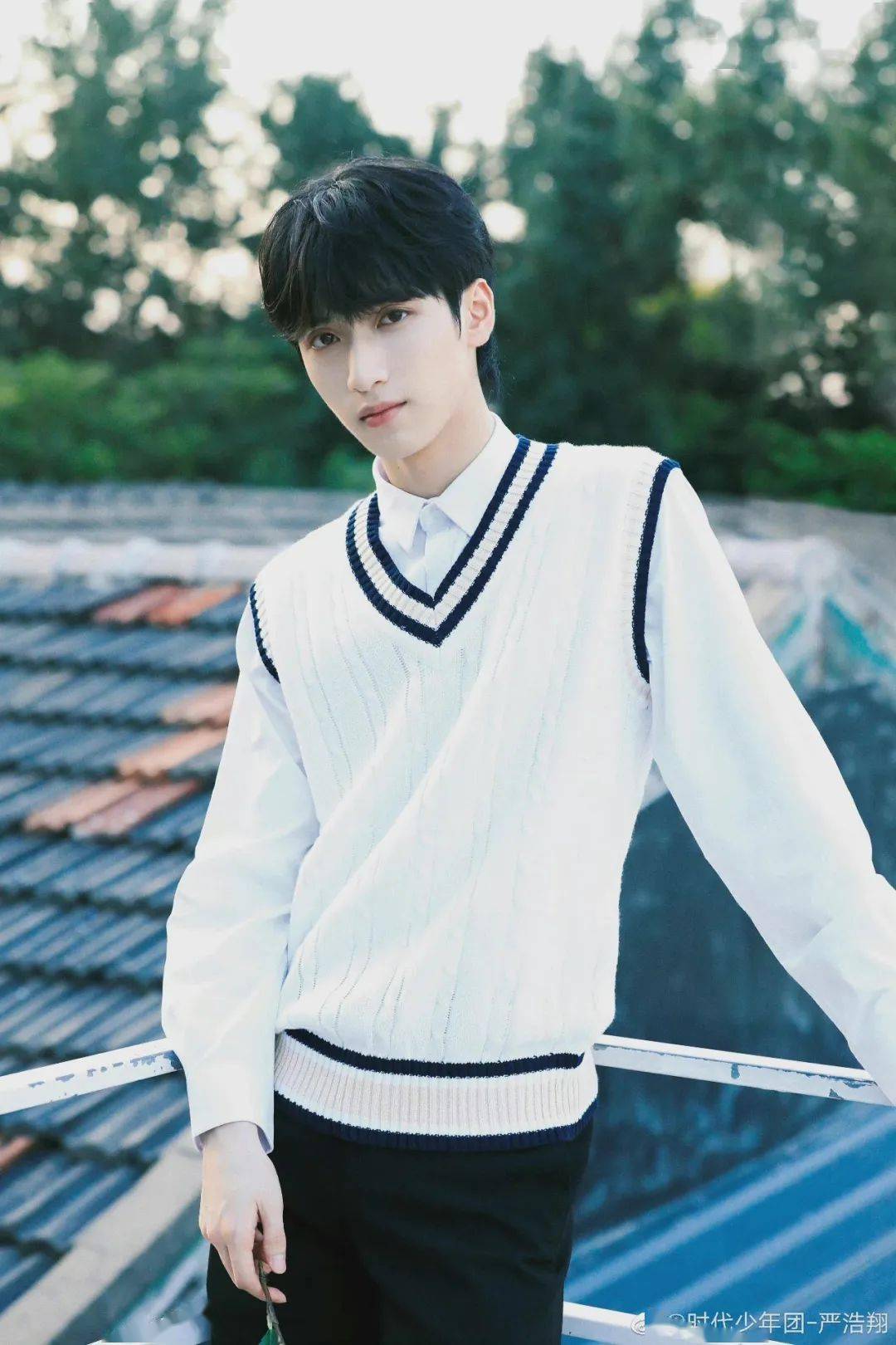 黑色 周雨彤白鹿的针织马甲也太上头了吧!赶紧学起来