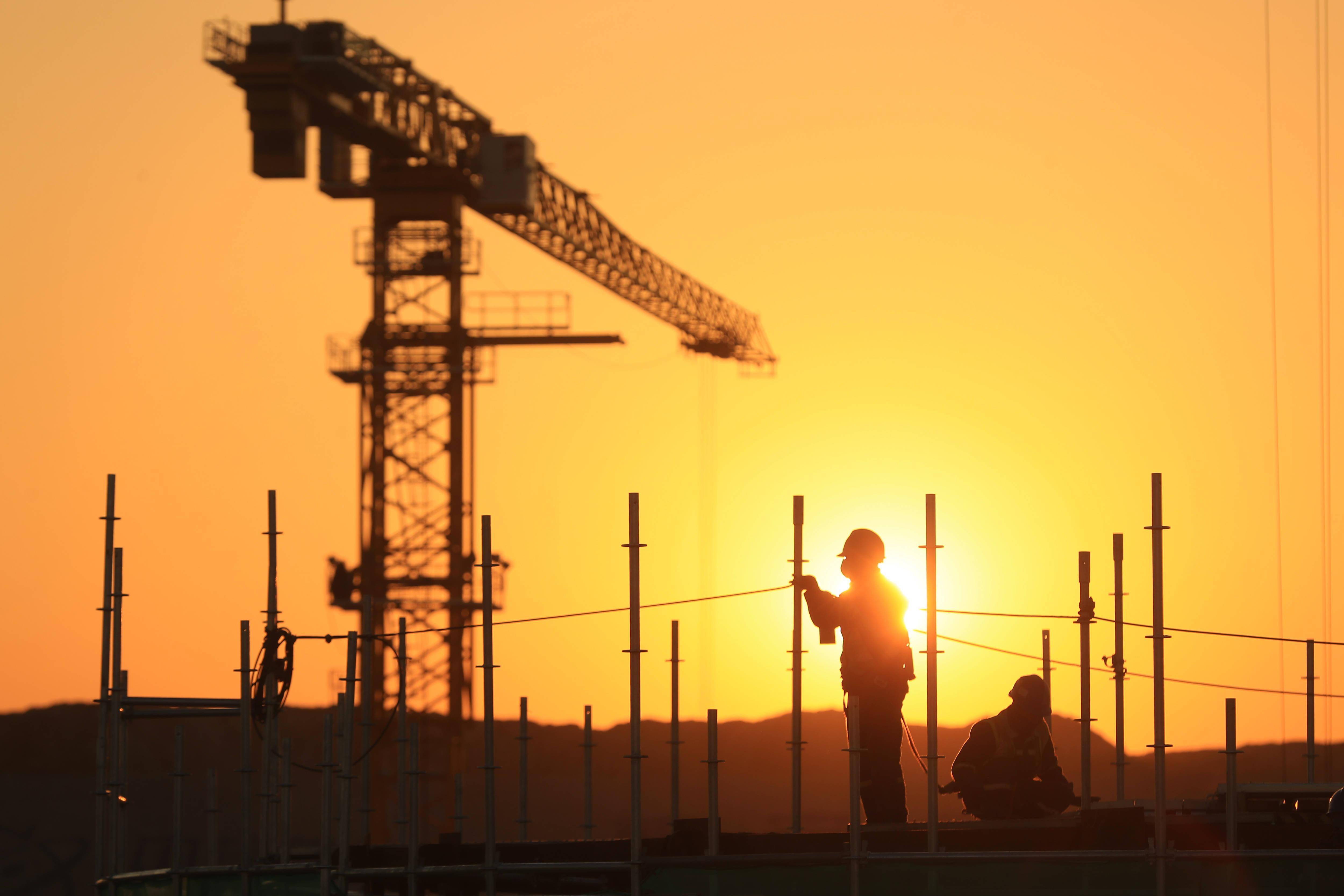 人在位于辽宁省葫芦岛市的徐大堡核电站3号机组施工现场作业(11月26日