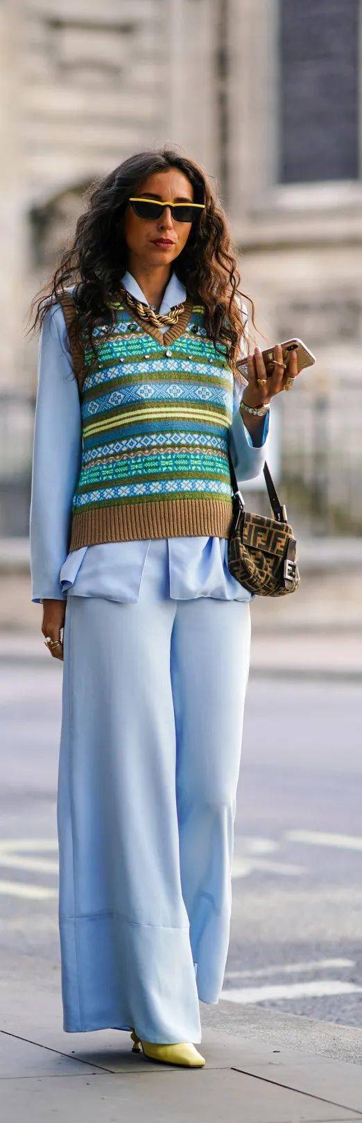 黑色 周雨彤白鹿的针织马甲也太上头了吧!赶紧学起来