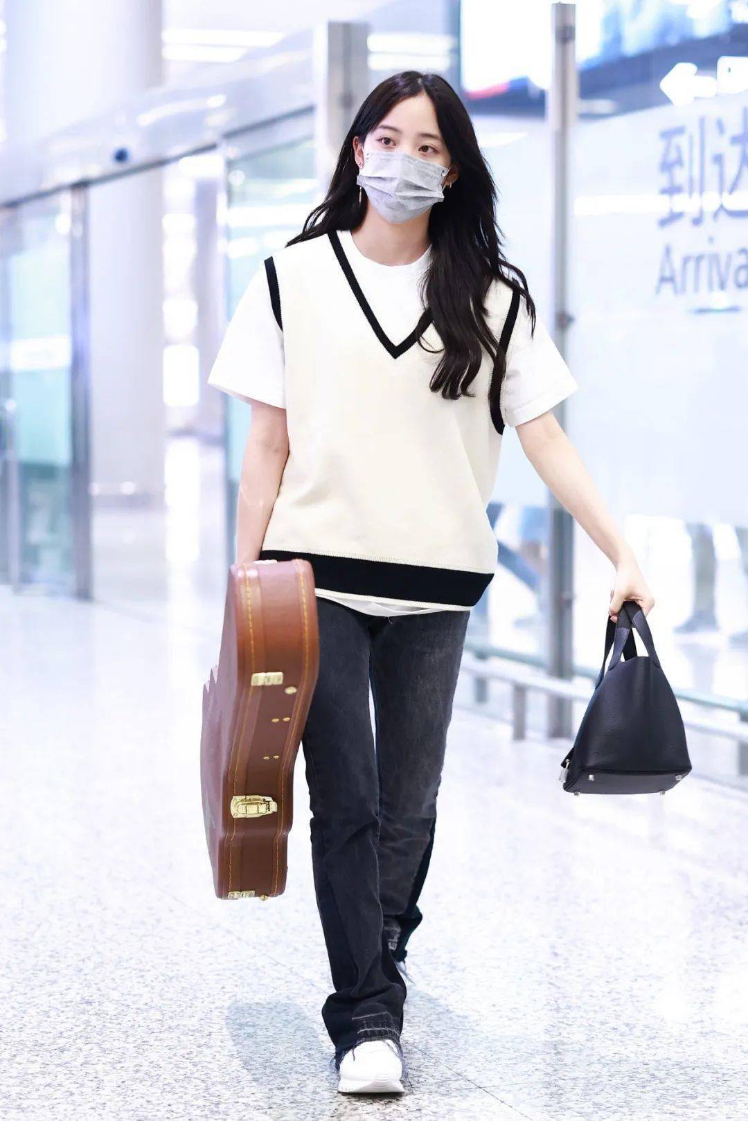 黑色 周雨彤白鹿的针织马甲也太上头了吧!赶紧学起来