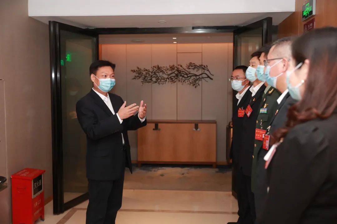 林涛,何国森代表市委向各位代表致以亲切的问候,对大家长期以来为我市