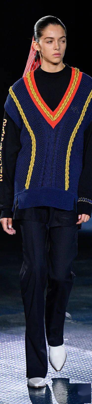 黑色 周雨彤白鹿的针织马甲也太上头了吧!赶紧学起来