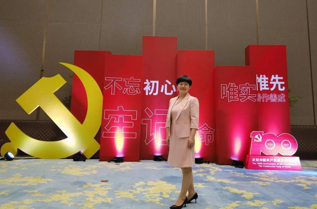 获得此项荣誉的基层社会工作者以社区党支部书记身份张敏华是全杭州