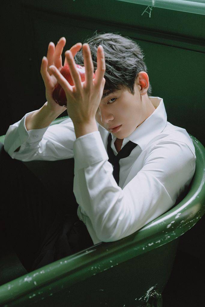 李逸男复古胶片写真电影感十足着白衬衫秀优越身型眉眼清澈