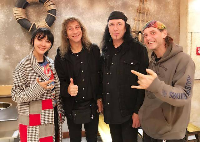 老牌重金属乐队anvil今抵达成都 吃火锅不会用筷子改吃"洋快餐"_乐迷