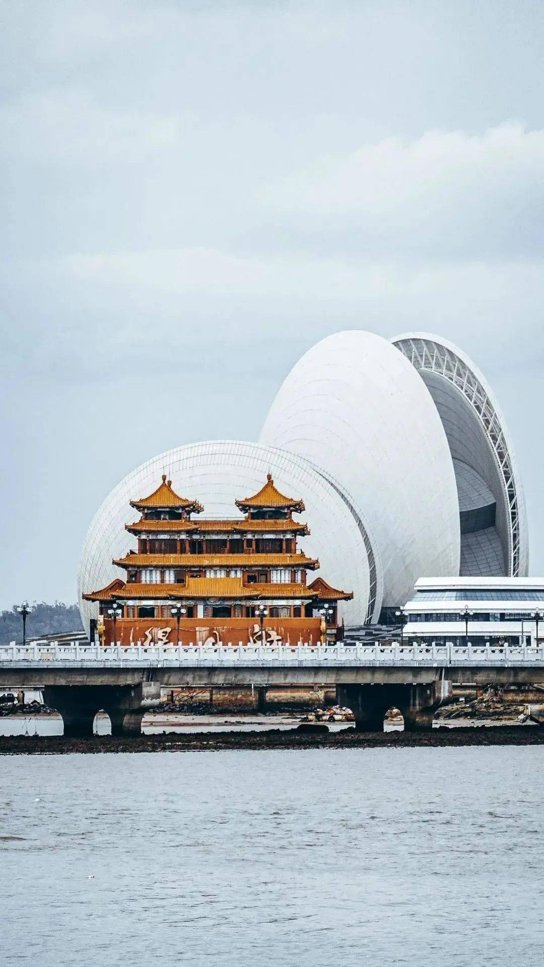 能看到最具意境的日月贝和得月舫同框~沙滩旁边有个位,珠海市区最大最