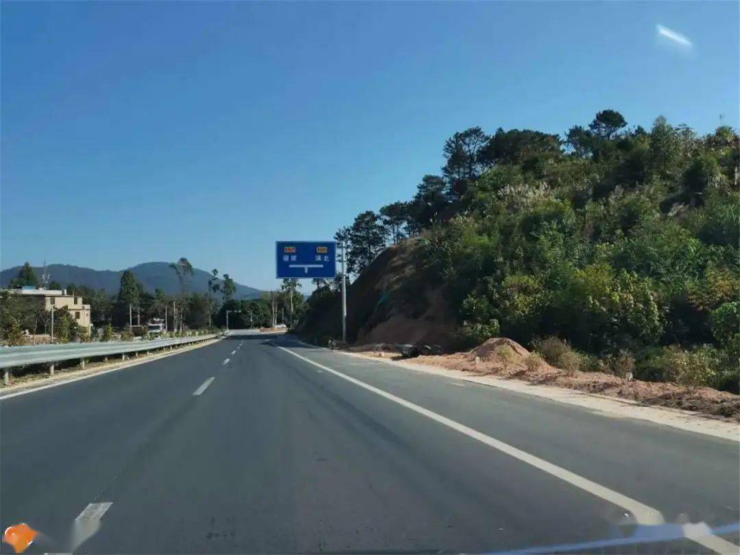 最高80km/h,因为是下午2点,车流量不算很大,路过了大浦高速浦北南出口