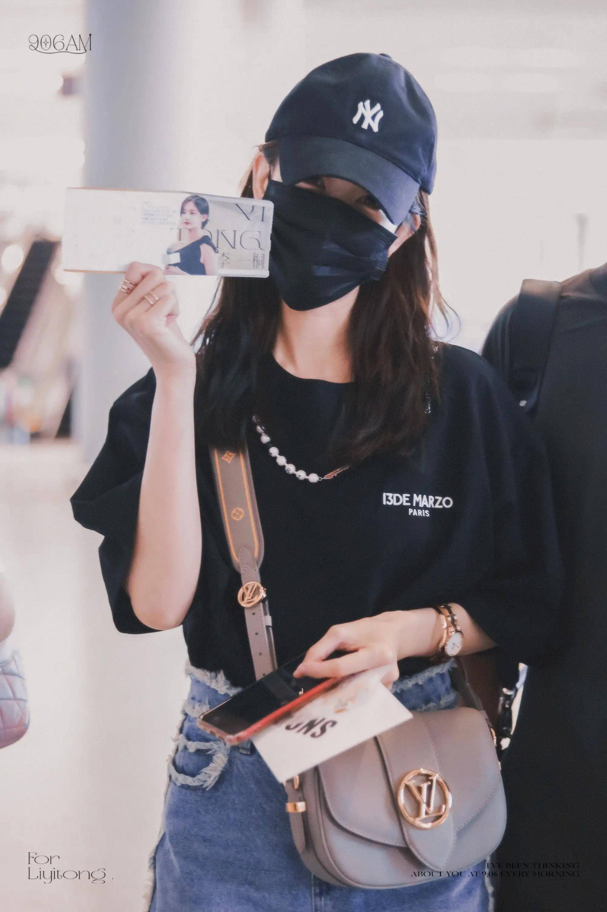 李一桐机场私服秀棒球帽加黑t恤蛮休闲的