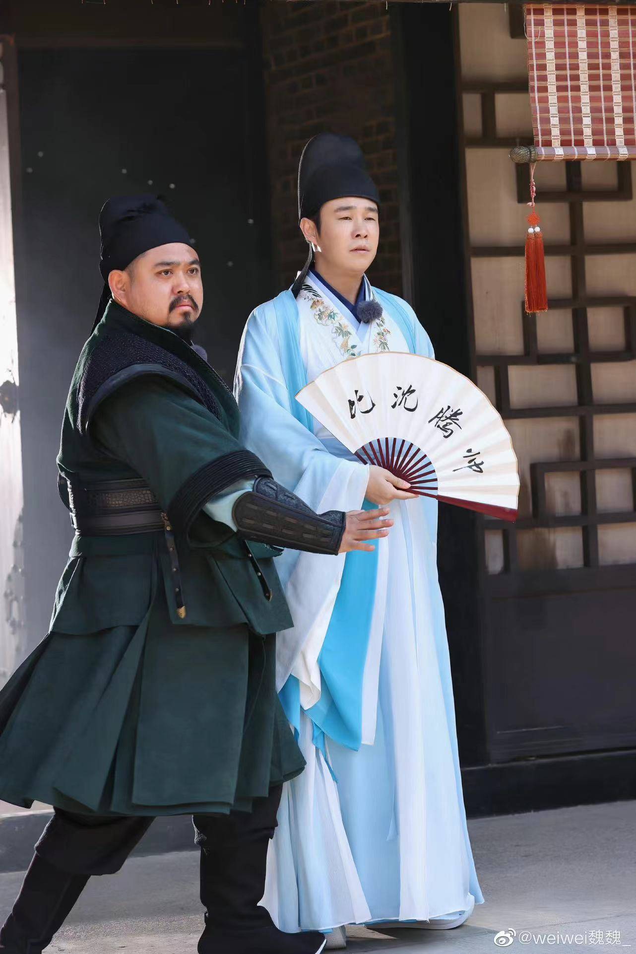 小沈阳公开叫板沈腾?扇子上写着"比沈腾帅"也是没谁了!