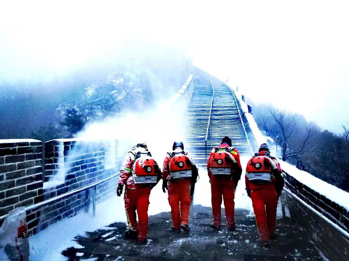 景区|雪中八达岭长城，这道橘红色“风景”也很美