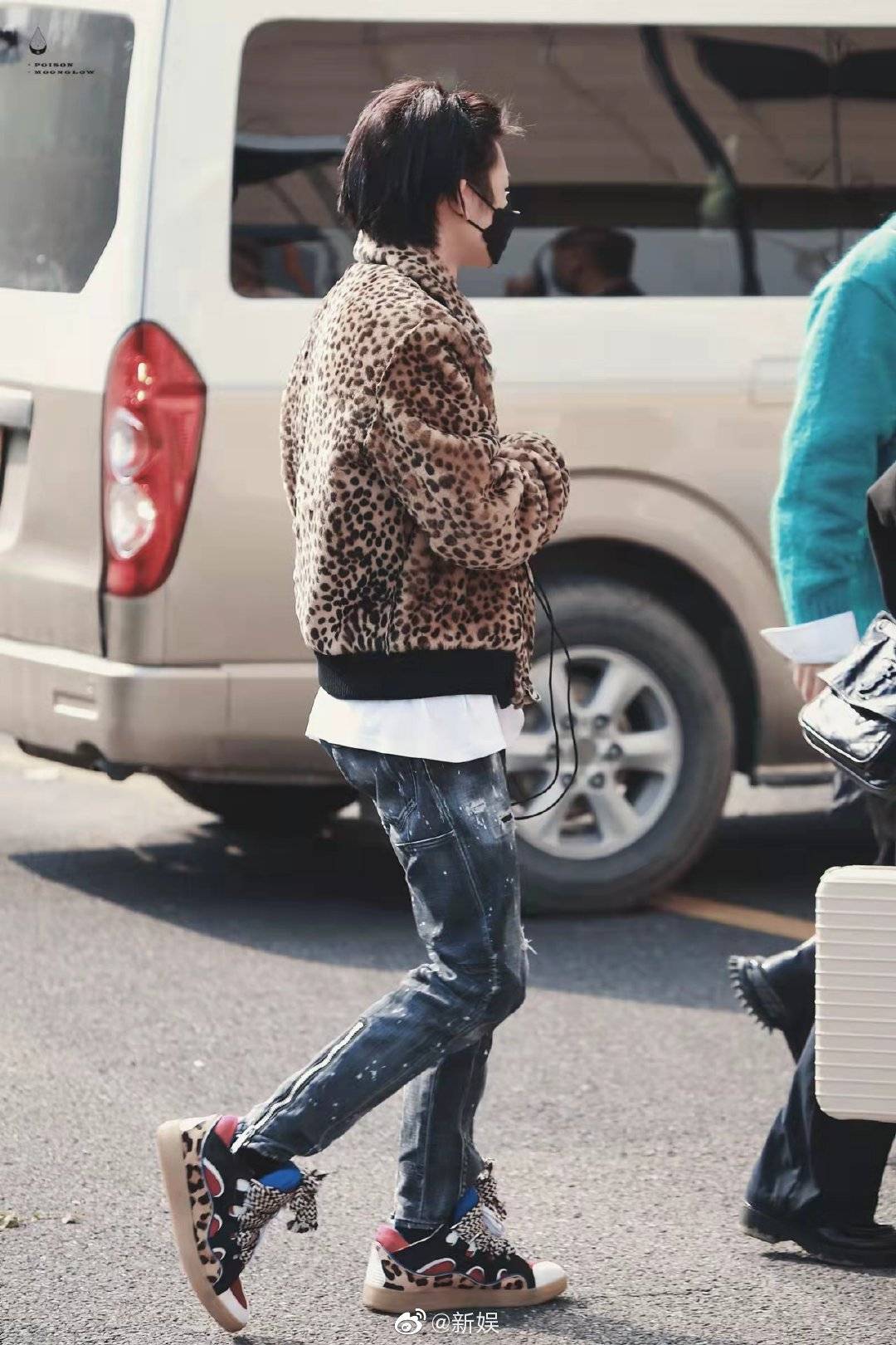 小鬼王琳凯1130出发图豹纹外套泼墨牛仔裤豹纹拼接鞋