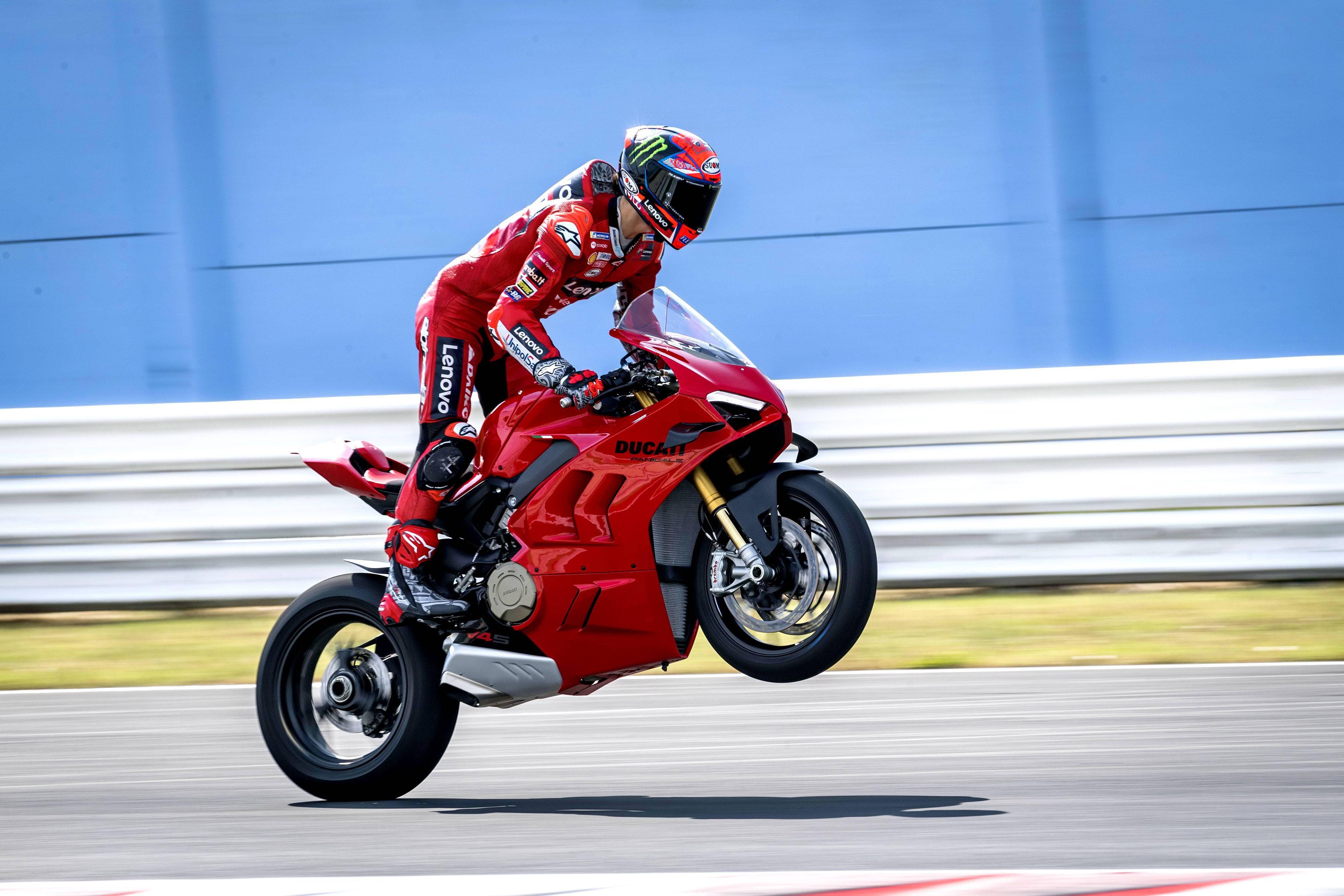 杜卡迪2022panigalev4v4s户外特写