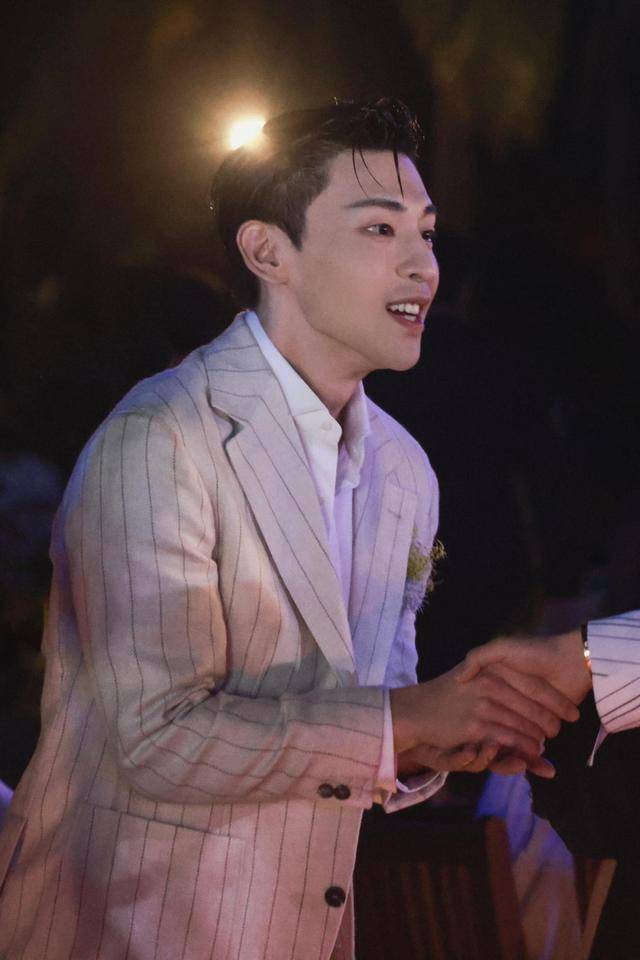 邓伦白色西服图片眼前人是心上人