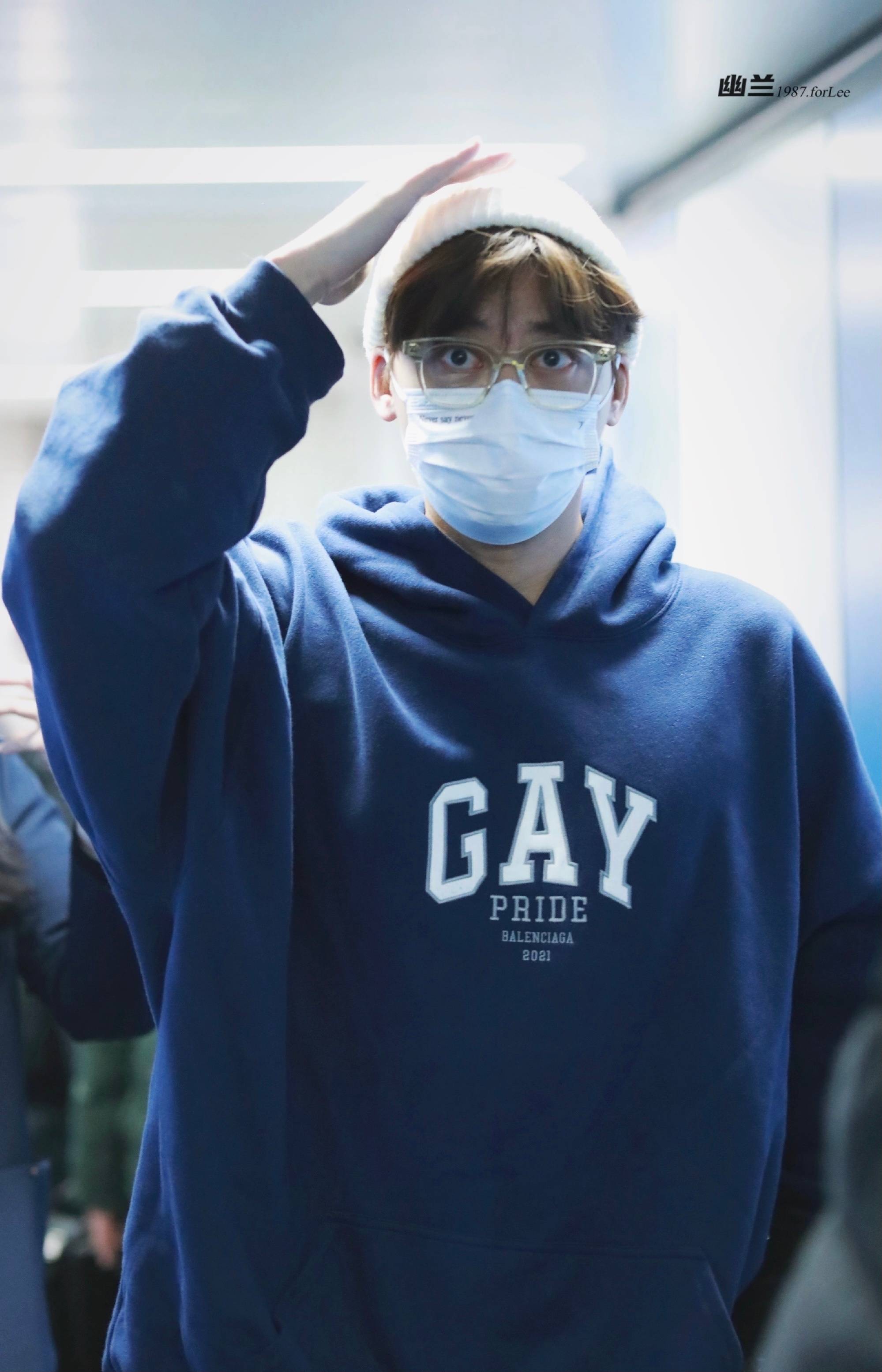 李易峰今日机场饭拍图,蓝色卫衣满满的少年感