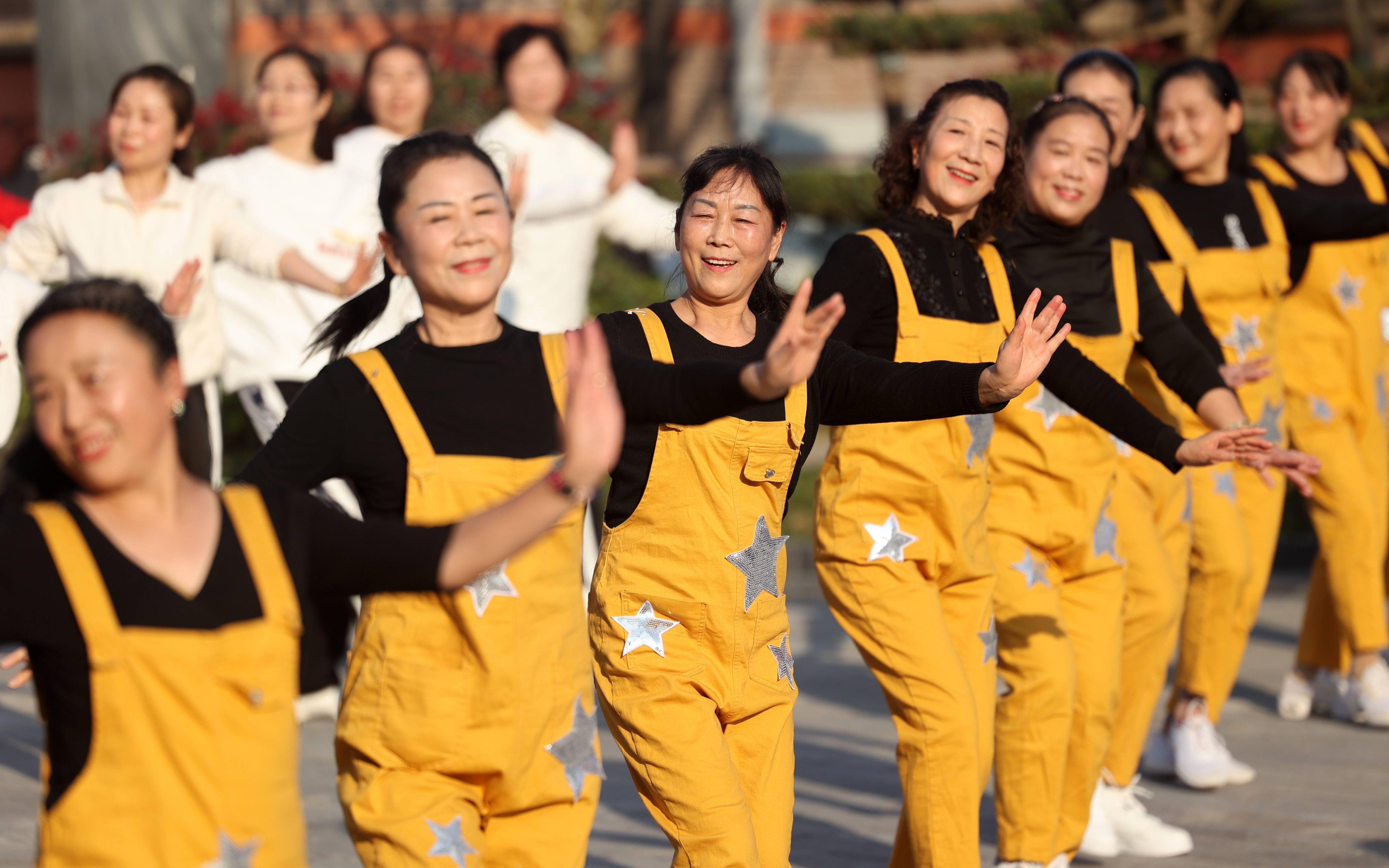 现场表演|全国网络广场舞大赛正式开赛，北京市已有上千支舞蹈队开始学跳