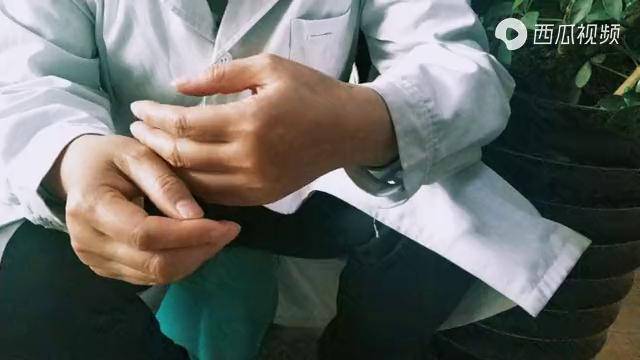 手上有个"脑梗区":提一提,拉一拉,每天3分钟,远离脑中风!