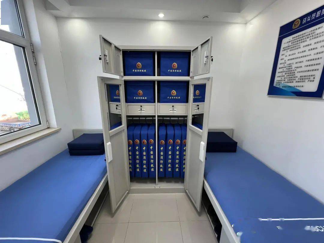 揭牌仪式结束后,与会人员前往小型消防站内部进行实地调研参观,并就