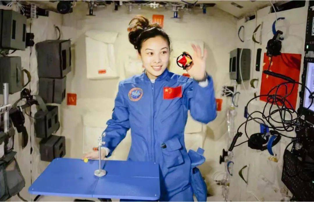 场"太空授课",印象最深的画面,还是课程刚开始时,王亚平老师面向镜头