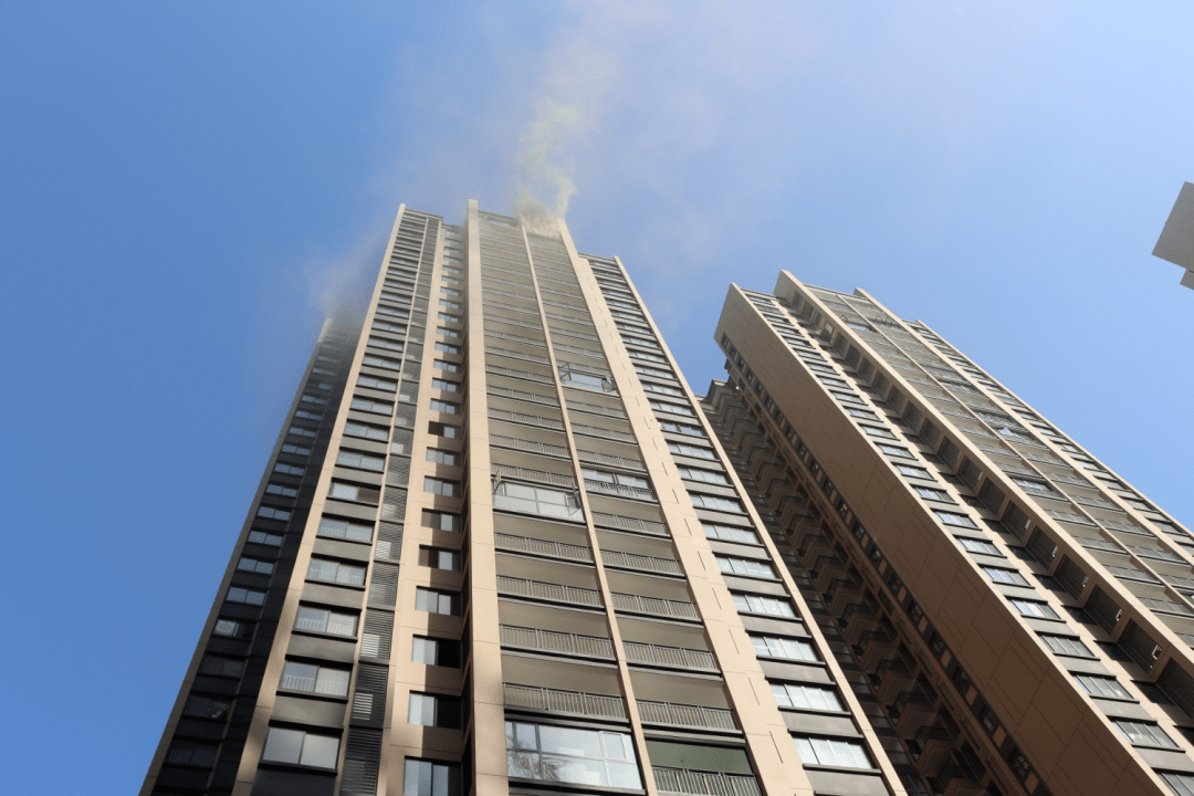 紧急营救桂林一30层高楼电缆井失火蓝朋友们火速出动