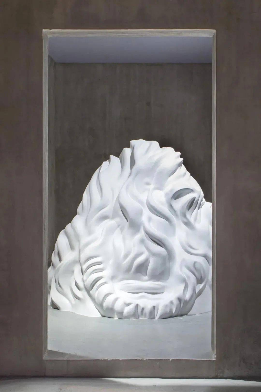 在"自然哲思"单元,延续了徐震一贯的戏剧性"突兀",这件作品中山石的