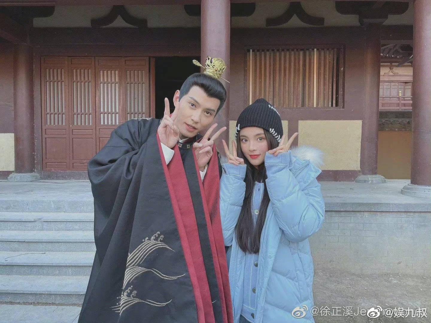 杨超越探班徐正溪,同框比耶太可爱了!