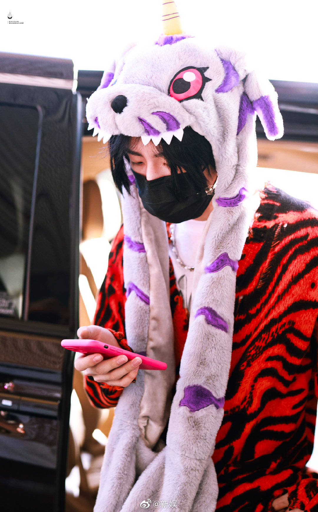 小鬼王琳凯1125出发图一身红黑虎皮纹毛衣外套