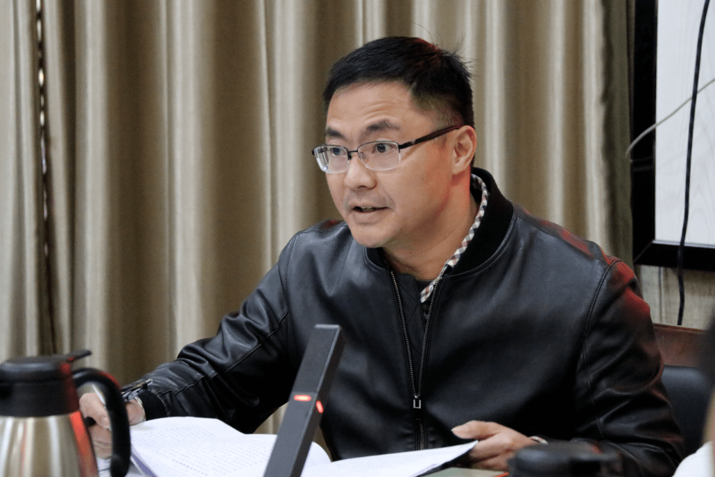 与会代表发言林建国表示希望市法院继续与人大代表保持密切联系