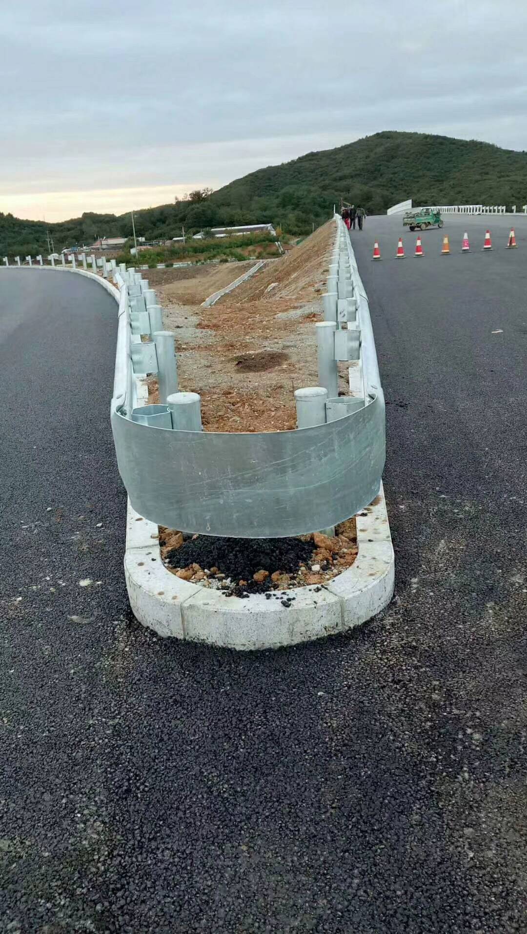 关于波形护栏多种结构的防护能力概述_中央_性能_端头