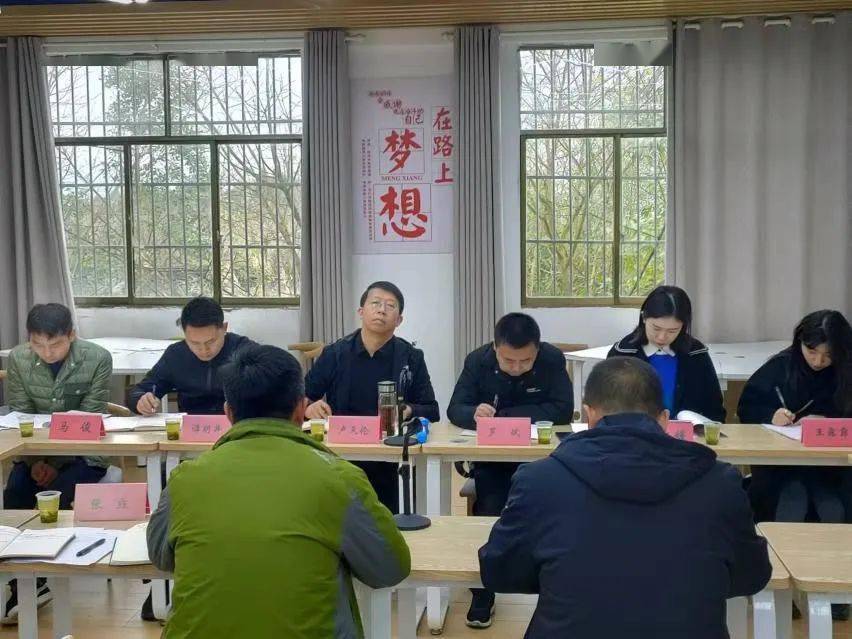 调研中,调研组一行实地查看了开阳县水东乡舍"622 1"和清镇市红枫湖镇
