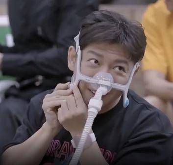 披荆斩棘的哥哥胡海泉睡觉带呼吸机原来打呼噜需要治疗