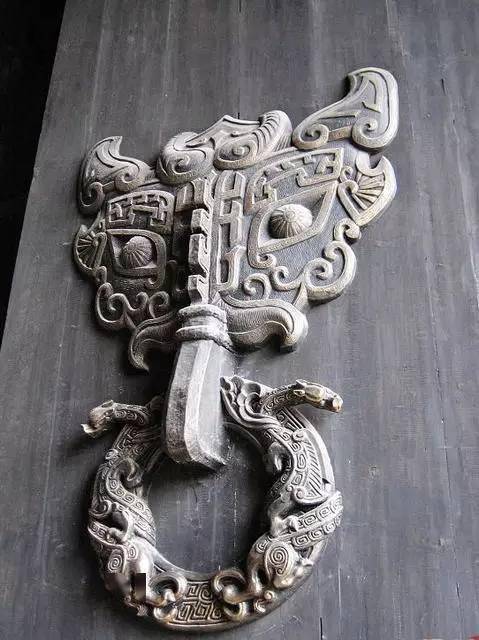 现在我们最常见的铺首,不是饕餮纹而是另一头"怪兽",这个怪兽叫做椒图