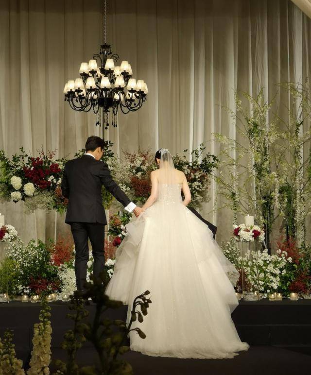 秋瓷炫于晓光婚礼现场曝光!黄致列献唱好深情_婚纱_李伟菘_身材