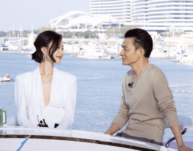 32岁倪妮和59岁刘德华演情侣,看到两人同框后,网友:像父女_黑色_状态