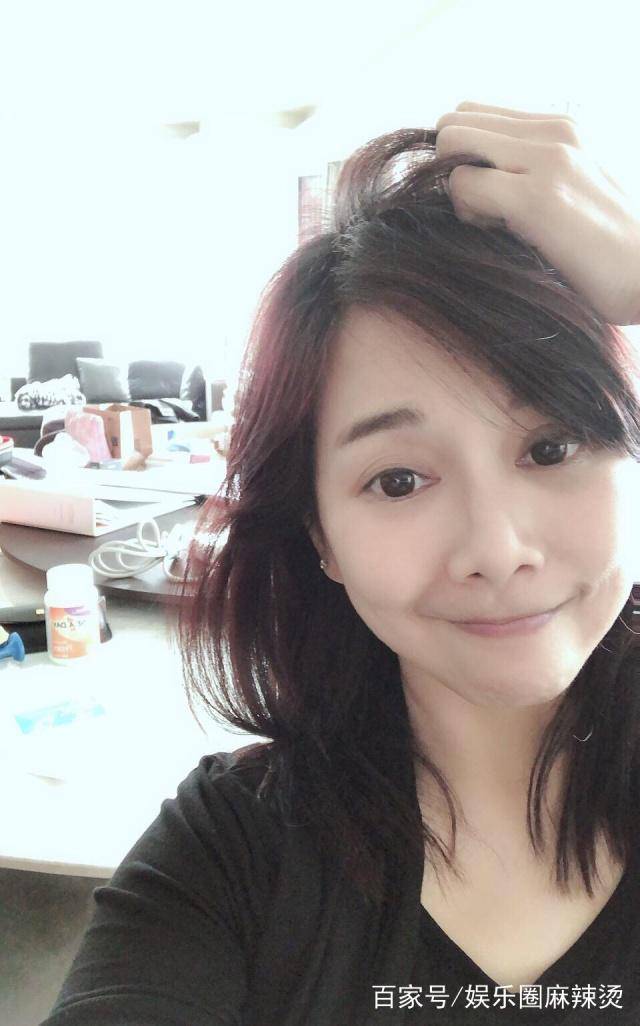 头大,天天都是劳动节,照片中的陈松伶披头散发,但是素颜出镜的她,颜值