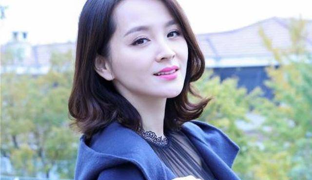 里,第一期的弹幕上,都有观众在讨论,邓莎和程莉莎长得好像