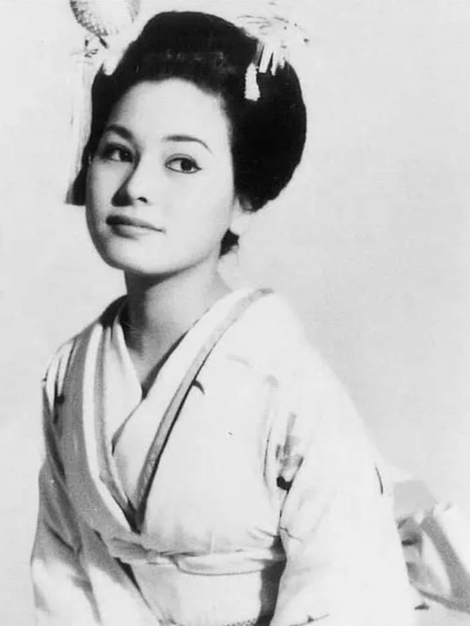 15岁当艺妓,19岁邂逅总统,放浪不羁的黛薇夫人,晚年靠走秀谋生