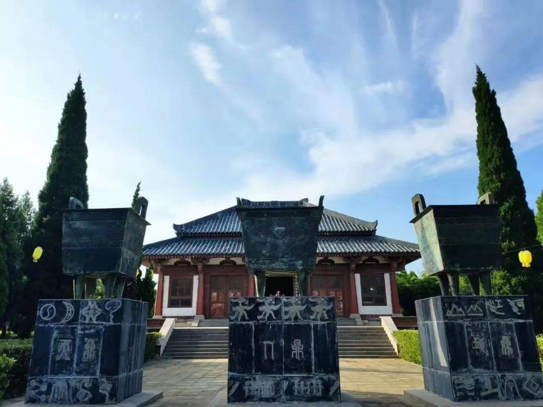 荆山黄帝铸鼎原风景区是国家aa级风景区,这里山河形胜,天地生豪,横亘