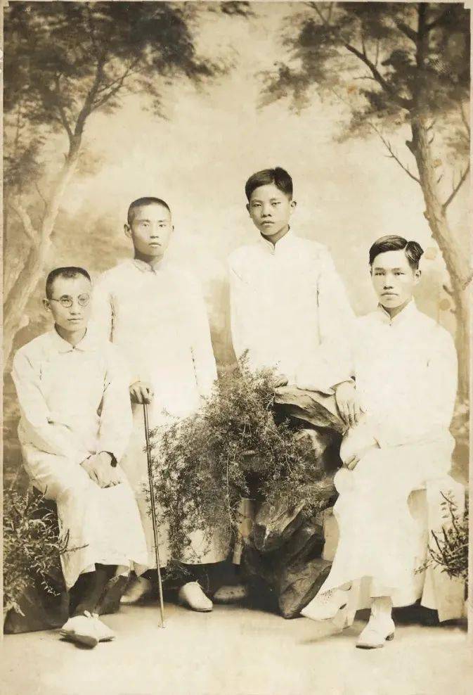 1919年,王德三到昆明成德中学求学,这期间他阅读了大哥王复生从北京寄