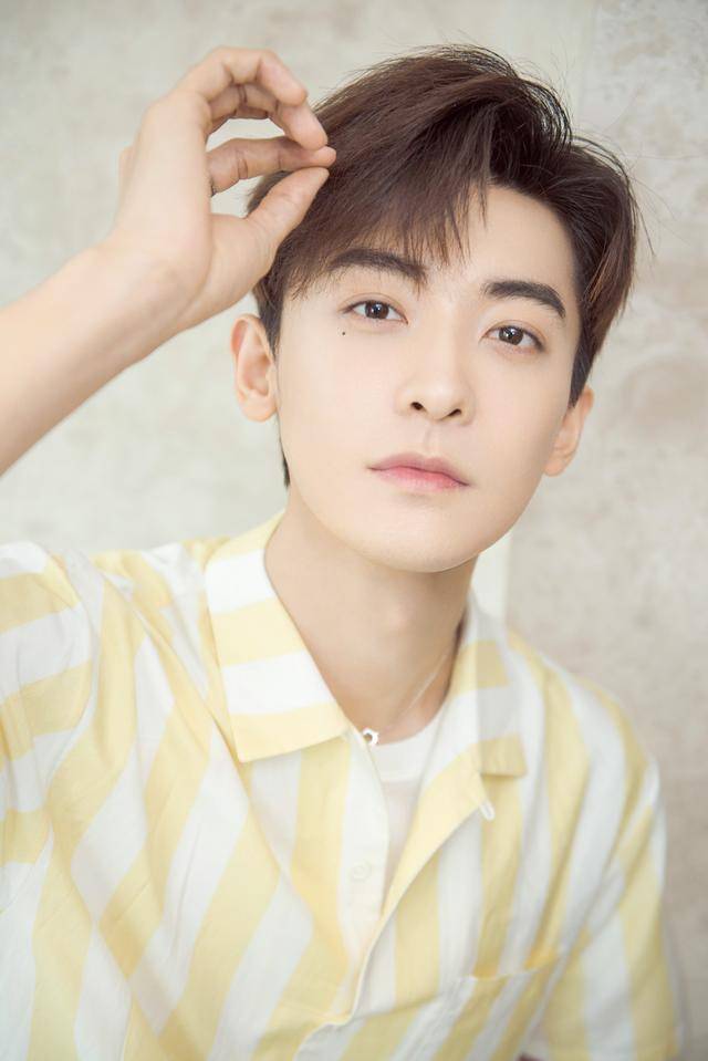 赵志伟生日写真释出 温柔少年甜蜜上线_眉眼_黄白_未来