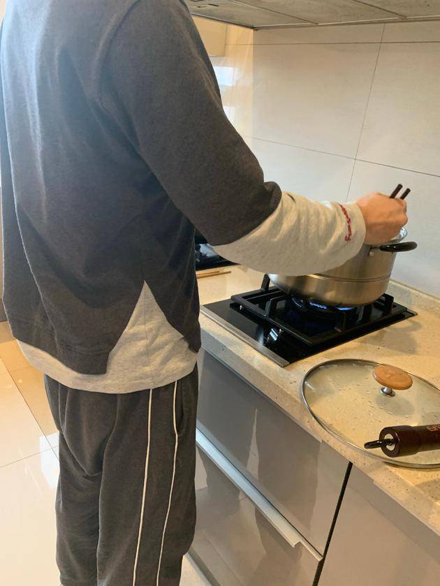 小沈阳给老婆沈春阳庆生亲手煮长寿面饱含爱意