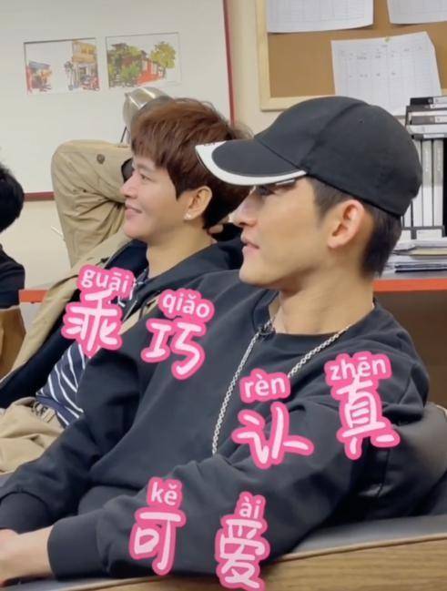 36岁张翰看自己拍吻戏面露尴尬太害羞被黄宥明调侃挺会玩