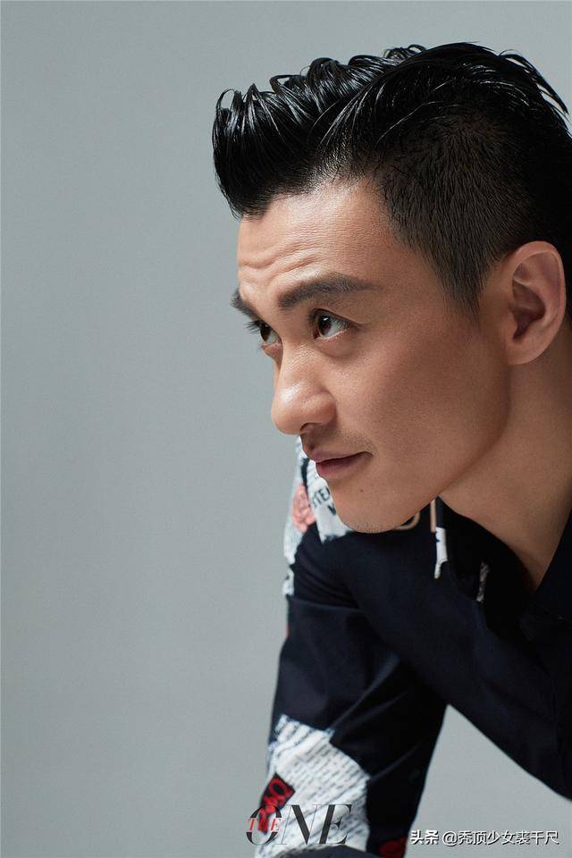 周一围写真曝光复古风格尽显绅士气质