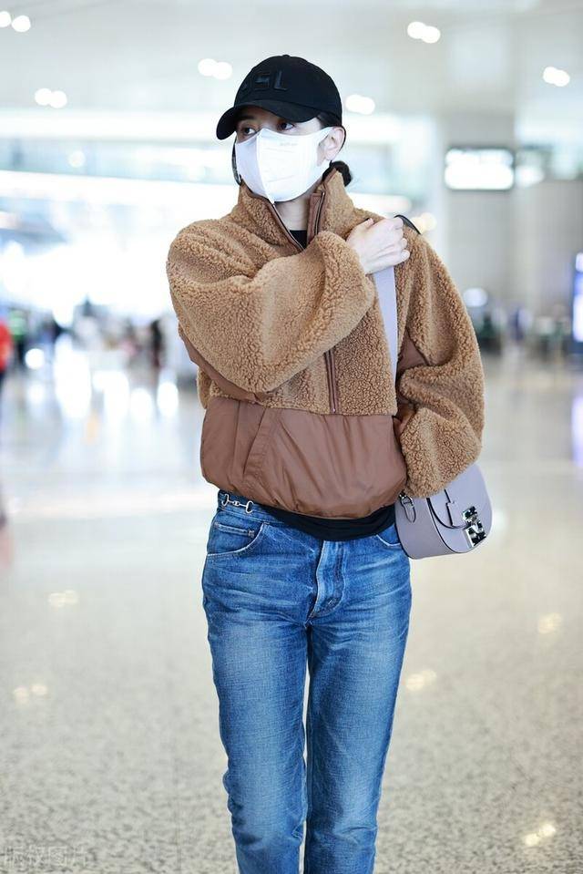宋佳最新机场街拍,为你示范棕色羊羔绒外套搭配,真好看